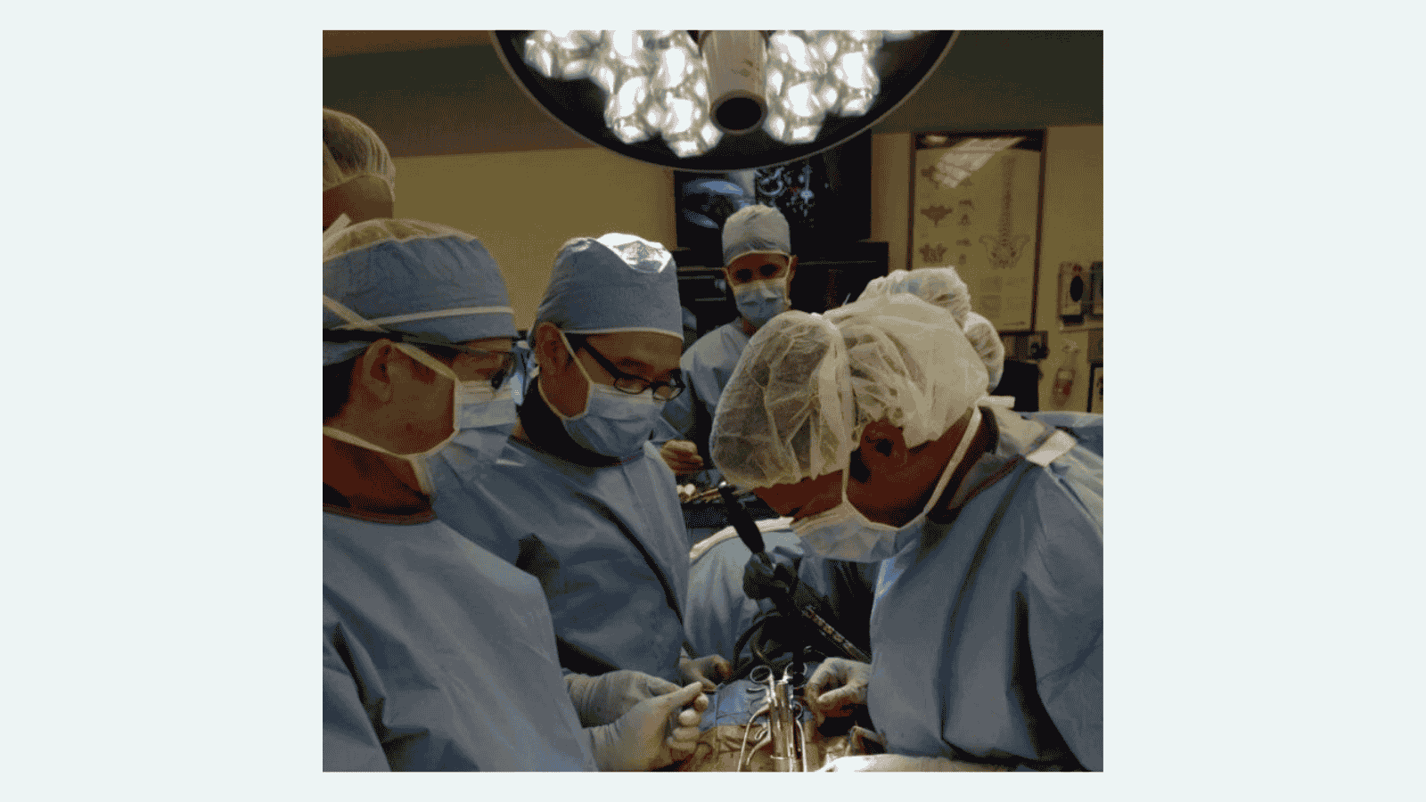 Dr Lau operating with Dr Suken Shah